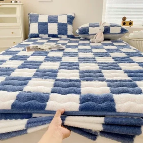 Housse de Protection de matelas en peluche douce et chaude, drap-housse élastique à carreaux noirs et blancs pour Couple de 2 personnes, coussin de Protection de lit, hiver