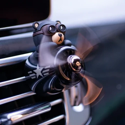 Auto Air Freshener Bear Pilot Auto Accessoiren Interieur Parfum Diffuser Rotéierend Propeller Outlet Parfum Magnéitescht Design