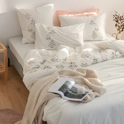 Conjunto de quatro peças bordado de algodão lavado e fresco estilo homestay com lençóis bordados de cor sólida e capas de edredom