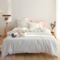 Bộ bốn món thêu bông nhỏ mới giặt theo phong cách nhà trọ với ga trải giường và vỏ chăn thêu màu trơn