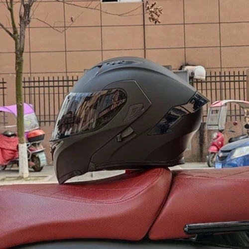 Su'e i luga Helmet uila afi mata lua pulou mata atoa.