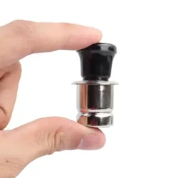 Allbwn soced plwg pŵer lori car 12v cyffredinol 20mm tanio sigaréts awtomatig ar gyfer Toyota Honda VW Ford Nissan Lada