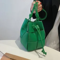 Moda dokuma Pu deri kova çanta kadınlar için 2022 tasarımcı Crossbody omuz çantaları yumuşak Pu deri bayan askılı çanta