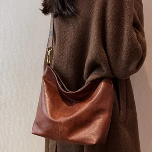 Vintage tekis rangli PU teri ayollar o'zaro faoliyat sumkasi moda yelkali sling sumkasi oddiy keng tasmali chelak sumkasi