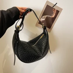 Kvinnor Daglig axelväska justerbar rem vävd enkel hobo dumpling väska fast färg snygg axelväska shoppingväska