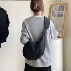 Nya avslappnade nylonkvinnor väskor axelväska kvinna crossbody väska hobo väskor dumpning väska stor kapacitet kvinnlig halv måne totes