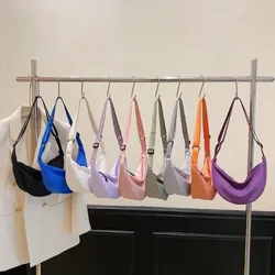 Nylon Crossbody-väska För kvinnor Mode Portabel Fritidsluffare Sport Bröstväska Underarmsväska Studenter Dumpling Form Axelväska