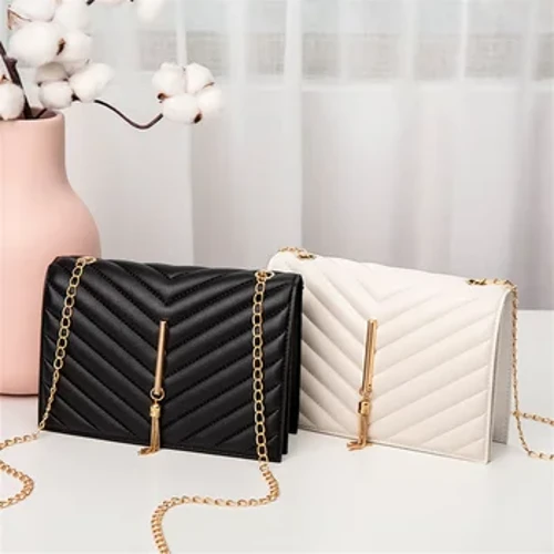 Mote dusk Klapp Crossbody-vesker V-mønster Mini-kjede skulderveske for kvinner Pu-skinn Hvit/Sort Uformell reise Firkantet veske