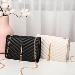 Moda Tassel Flap Crossbody Bags V Pattern Mini Zynjyr egin sumkasy Aýallar üçin Pu deri ak / gara tötänleýin syýahat meýdançasy sumkasy