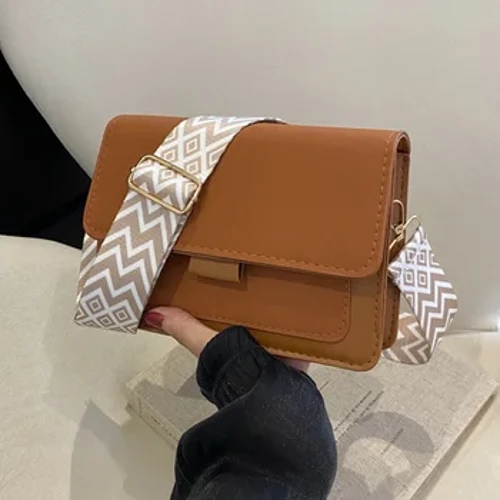 Mote Crossbody-vesker med bred stropp for daglig bruk, firkantede skuldervesker i matt PU-skinn Håndvesker for kvinner