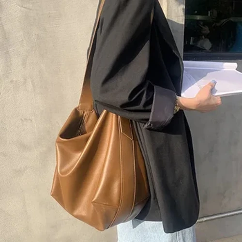 Ayollar uchun Vintage yostiqli PU charm Boston yukxalta katta hajmli elkama-elka sumkalari moda xaridorlari sumkasi
