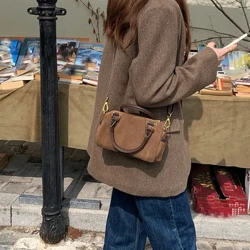 Einfach a modesch Faux Suede Schëllerbeutel, Crossbody Bag, Frae kleng Tasche, Këssenbeutel, Boston Handtasche, Fraenbeutel