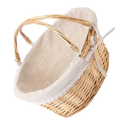 Hīnaʻi i ulana ʻia Wicker pua ʻeke pīniki waiho ʻana i ke kaikamahine mare ʻo Willow paʻa i ka Easter ma ka māla lau ʻai ʻo Rustic Decorative.