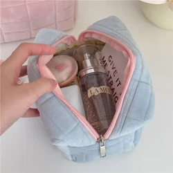 Fermuarli katta tekis rangli kosmetik sumka Ayollar uchun yoqimli mo'ynali pardoz sumkasi Sayohat bo'yanish tualet sumkasi kir yuvish sumkasi peluş qalam sumkasi