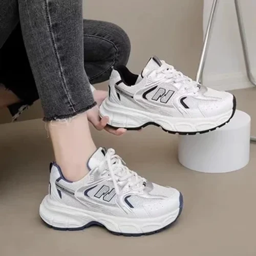 Scarpe da ginnastica da donna primaverili Scarpe da ginnastica casual di moda firmate di lusso Scarpe da tennis traspiranti bianche Scarpe vulcanizzate basse