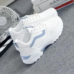 Scarpe da ginnastica bianche di base versatili da donna 2023 Scarpe da skateboard stile Hong Kong con fondo piatto spesso per studenti nuovo stile