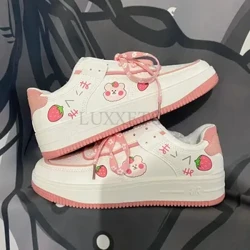 I-Thick Soled Round Toe Low Cut Strawberry Bear Ephrintiwe Izicathulo ze-Skateboard ezineMesh Ephefumulayo Izicathulo Zezemidlalo Ezinhle Nentofontofo