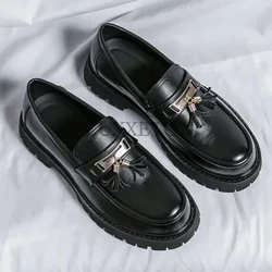 Nya svarta loafers för män Tofsar Rund tå Vår Höst Affärsmän Formella handgjorda lyxsneakers i storlek