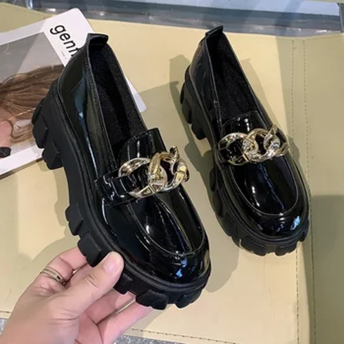 2022 Kvinder Forår Ny Sort Platform Flats Sko Dame Loafers Slip on Boat Sko Metalkæde Designer Casual Læder Oxfords