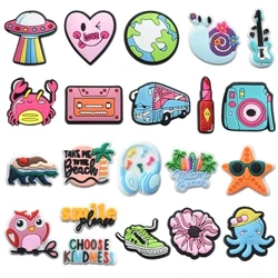 Nei Arrivée Verkaf Cute Cartoon Schong Charms Pin fir Croc Accessoiren DIY Schong Armband Dekoratioun Kanner Fraen Party X-mas Kaddoe