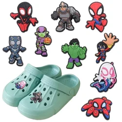 Ikhwalithi Enhle 1-9pcs PVC Shoe Izintelezi Spider Man Hulk Green Goblin PVC Izesekeli Izimbadada Imihlobiso Yezingane DIY Present