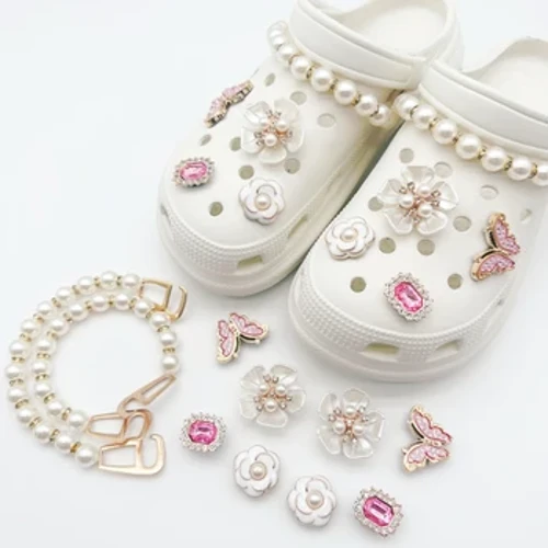 Vendita calda Dolce e carino Ciondoli per ragazze Designer Elegante Vintage Catena di perle Gioielli per scarpe Ciondoli per scarpe con fiori tutto-fiammifero per scarpe con buco
