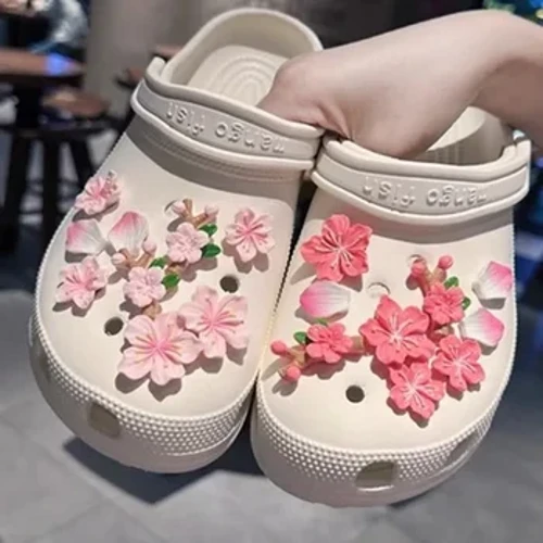 2024 წლის Hot Fashion Charms კრეატიული ფილიალებისა და ყვავილების საცობები ფეხსაცმლის ბალთა საყვარელი ფეხსაცმლის აქსესუარები დეკორაცია გოგონებისთვის