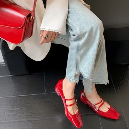 Abesifazane baseNtwasahlobo bango-2024 uMary Jane Shoes Imfashini Yabesifazane Imfashini Engajulile Isikwele Uzwane Oluwugqinsi Oluphakeme Izicathulo Zabesifazane Ezinhle Kakhulu Ze-Ballerinas Ebomvu
