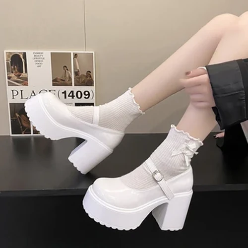 Aýal-gyzlar üçin moda ak platforma nasoslary
