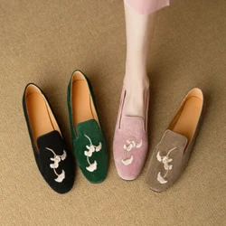 Intsik na may burda na flat bottomed na sapatos na pambabae 2024 na bagong Spring at Autumn Lefu na sapatos na pang-isang paa na pelus na solong sapatos ng babae