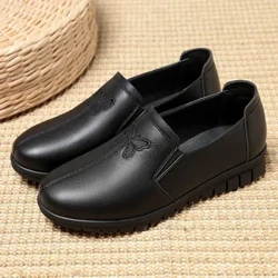 Nouveau printemps semelle souple mère noir chaussures simples en cuir antidérapant décontracté confortable dames d'âge moyen chaussures plates femmes baskets