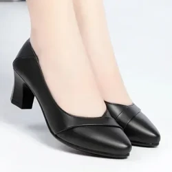 Chaussures d'automne pour femmes d'âge moyen et âgées, semelles souples, mi-hautes, simples, en cuir, confortables, antidérapantes, pour le travail