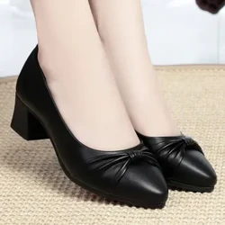 Ang mga sapatos na pang-gupit na spring ng pambabae ay komportable sa kalagitnaan ng mataas na takong na katad na sapatos na slip-resistant one-piraso takong na angkop na kababaihan ina