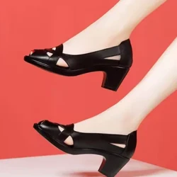 Sandal Kulit Lembut kanggo Wanita 2022 Sepatu Musim Panas Anyar kanggo Ibu Setengah Umur lan Lansia Tumit Lembut Tumit Sedheng Tumit Tebal
