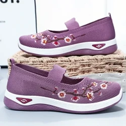 Baskets antidérapantes à semelle souple pour maman, chaussures d'été respirantes en maille brodée, décontractées, confortables, légères, plates pour femmes