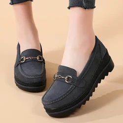 Mocassins à semelle compensée pour femmes, chaussures de haute qualité, légères et confortables, avec boucle en métal, décontractées, pour mères, automne 2023