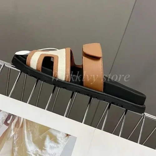 2023 Flat Thick Sole Gunuine Isikhumba Izimbadada Abesifazane Basemuva Ibhande Elivulekile Uzwane Okhululekile Ama-sandalia Asehlobo Langaphandle Izicathulo Zokuvakasha Zasebhishi