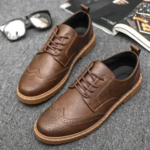 O seevae o tamaloloa e fai i lima Style Brogue Style Pati Fa'aipoipoga seevae o tamaloloa PU pa'u oxfords Bullock seevae aloa'ia nonoa i luga.