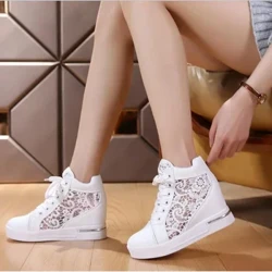 Baskets à plateforme compensée pour femmes, Brogue en caoutchouc, cuir, talons hauts, chaussures à lacets, bout pointu, Creepers augmentant la hauteur, blanc argent