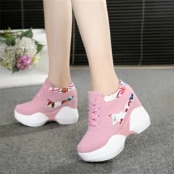 Scarpe con tacco Donna Scarpe sportive con tacco interno Innalzamento Fiore di moda con zeppa Scarpe sportive femminili Scarpe da ginnastica per studenti Autunno inverno 2023 W504