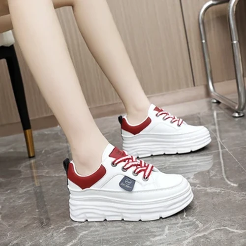 Scarpe da ginnastica interne più alte per le donne Moda Casual Sport Scarpe vulcanizzate da donna Piattaforma con tacco nascosto Scarpe da ginnastica da tennis Scarpe da ginnastica