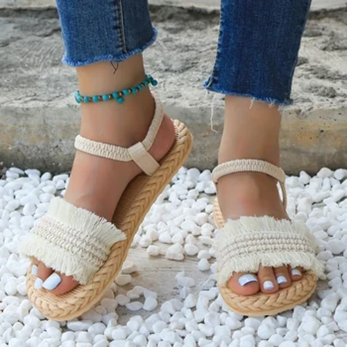 Os cadarços de borla da tendência da moda feminina são antiderrapantes, resistentes ao desgaste, confortáveis ​​e sandálias de salto plano com sola macia