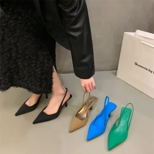 Ayollar uchun jozibali qizil poshnali Yangi ayollar yozgi qaymoqli sandallar Qulay uchli ayollar sandallari Moda stilettolari