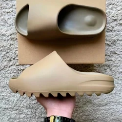 Sommar Herr YZY Slides Märke Herr Dam Tofflor Orginal Sandaler Dam Strand Fritidsskor EVA Flipflops Man Strandsandaler 36-47