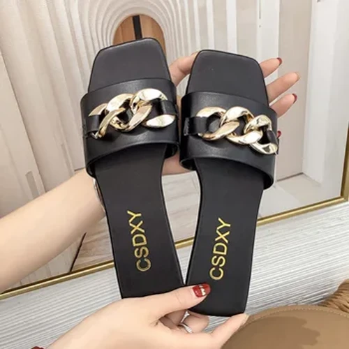 2022 Imfashini Entsha Yabesifazane Ama-Slippers Square Toe Chain Slippers Flat Slide Sandals Beach Flip Flops Metal Decoration Izicathulo Ezivamile