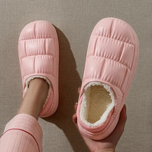 Nuevo Estilo de pareja, invierno, impermeable, suela suave, Zapatillas de felpa para mujer, tacón envolvente, antideslizante, zapatos de algodón informales cálidos para el hogar para mujer