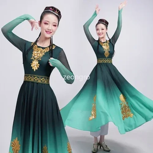 Teuga aulelei a Xinjiang siva Siva tama'ita'i matutua la'ititi la'ititi la'ei Uyghur la'ei fa'afiafiaga laei ofu Siva Folk Saina