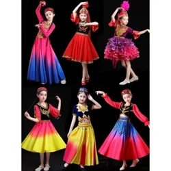 Hula lāhui Pākē a nā keiki ʻaʻahu hula ʻo Xinjiang ʻaʻahu hula Uyghur o ke kaikamahine Kazakh liʻiliʻi liʻiliʻi ʻaʻahu hula prosceniumGirl