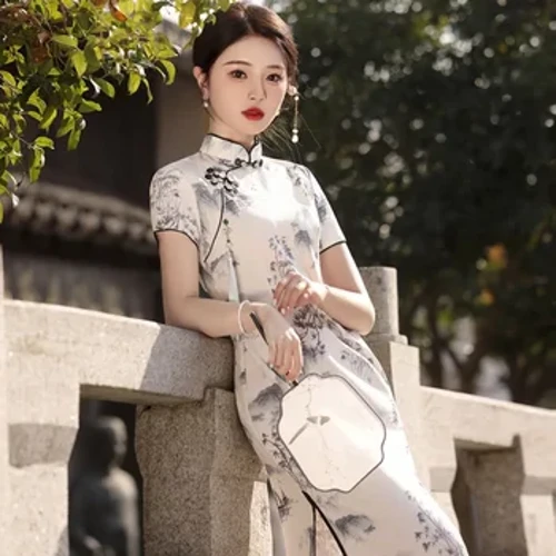 Ingubo yendabuko yaseShayina enemikhono emifushane eSlim Stand-Long Long Cheongsam Chinese Traditional 2024 Spring Isitayela Se-Ink Esisha Esiphezulu