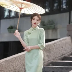 Idizayini Yokunciphisa umzimba kanye ne-Soft Suede Fabric Spring 2024 Edition Isitayela Sakudala se-Cheongsam Qipao Ingubo Yabesifazane